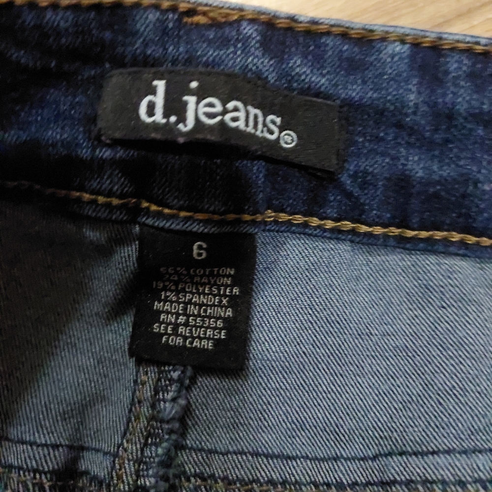 (6) D. Jeans - Picture 3 of 3